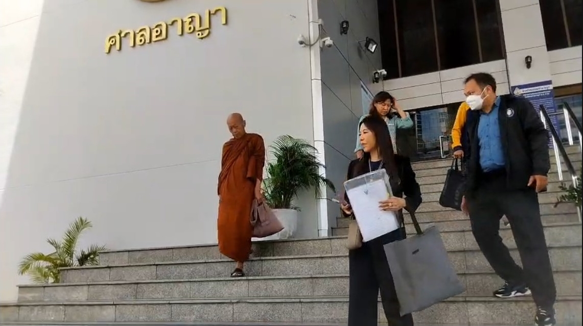 พระพ่อพร้อมทนายเข้าขอคัดถ่ายเอกสารการฝากขัง 3 ผู้ต้องหาคดีฆ่า "เสี่ยต้น"