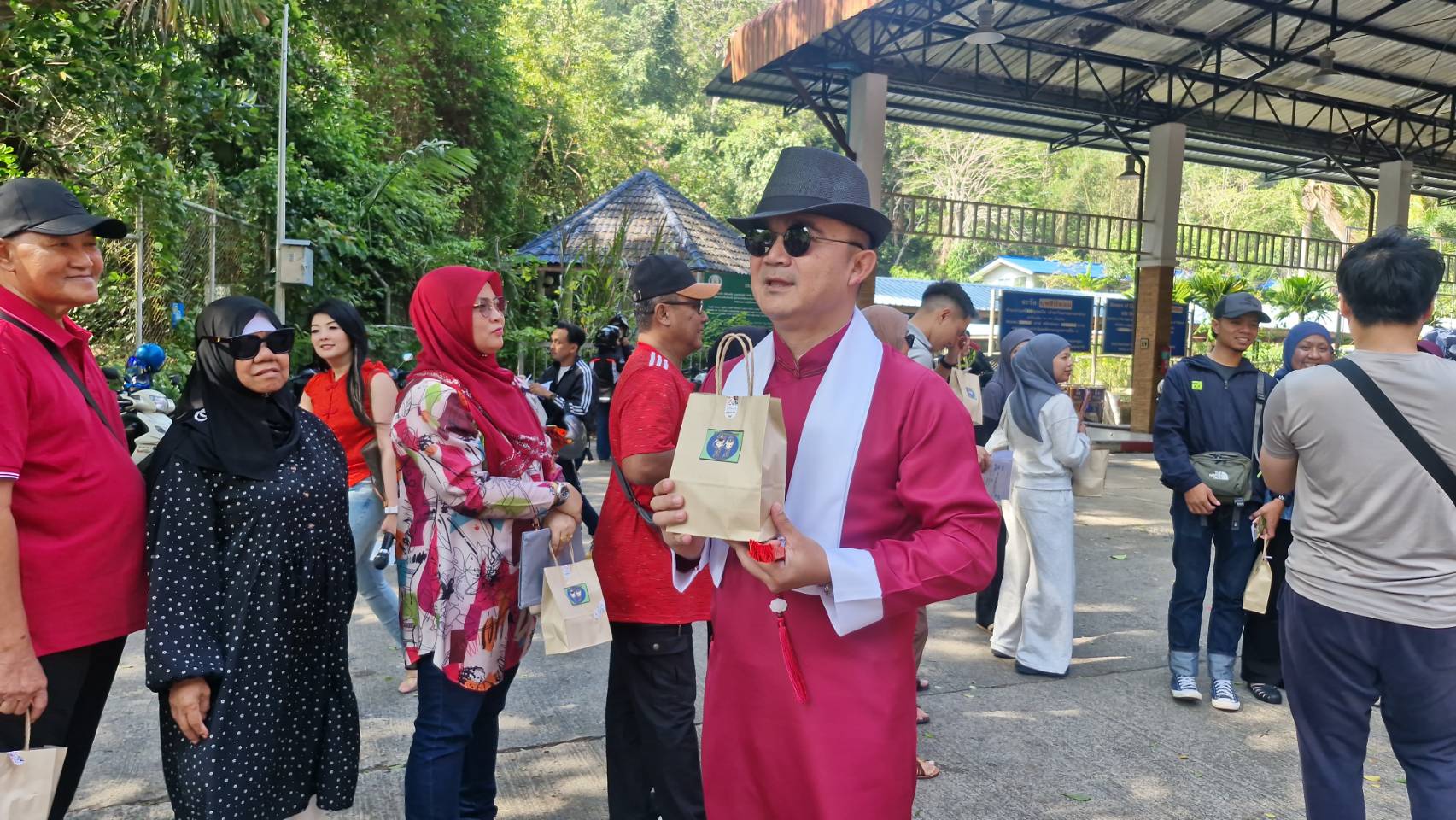 ตม.สตูลแต่งชุดตรุษจีนต้อนรับนักท่องเที่ยวด่านวังประจันคนทะลัก 2 พันต่อวัน