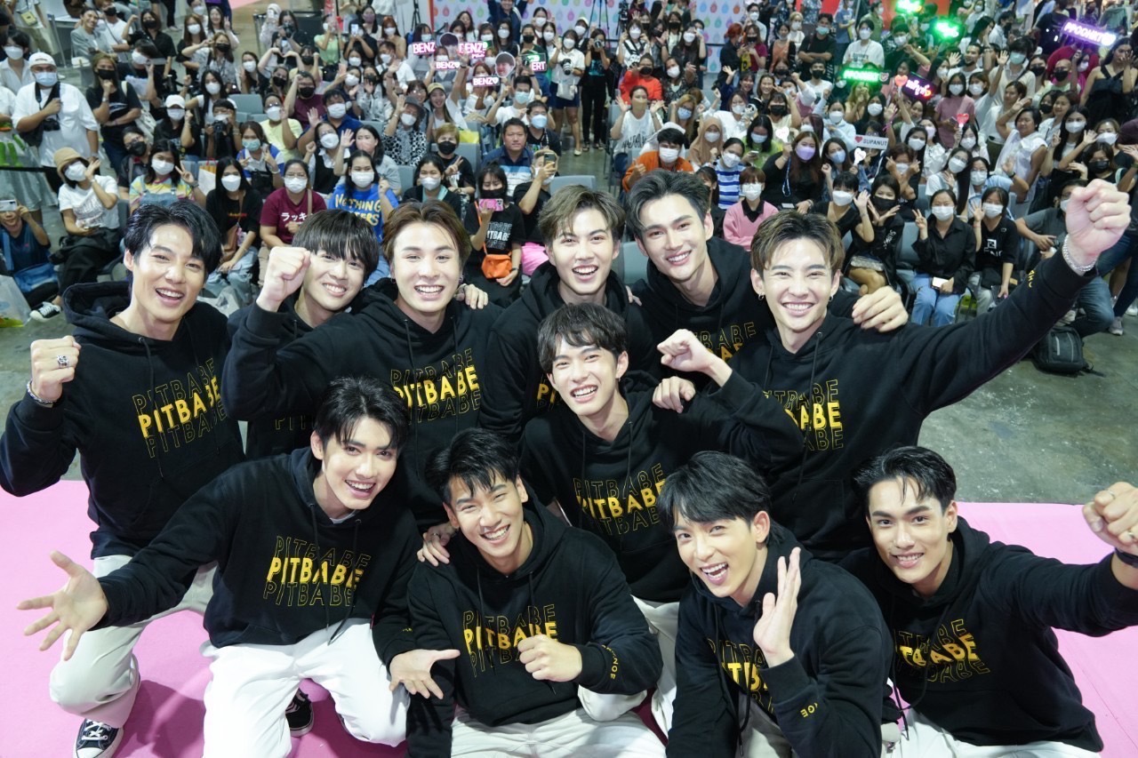 อบอุ่นหัวใจ !!! 12 หนุ่มจาก "Pit Babe The Series" ร่วมงานสัปดาห์หนังสือแห่งชาติ แฟนๆแห่ต้อนรับ