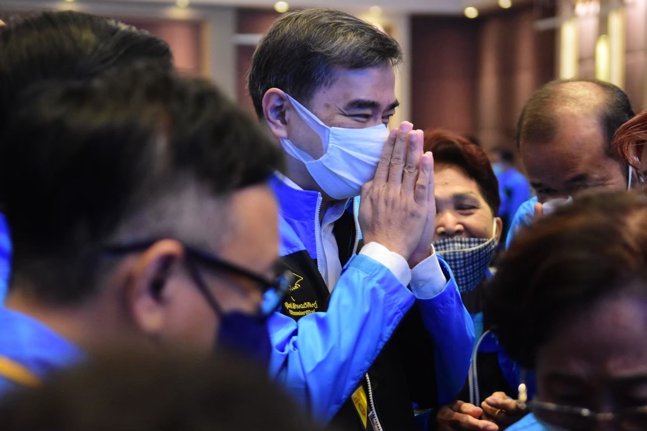 "ไชยวัฒน์" หนุน "อภิสิทธิ์" นั่ง "หัวหน้าพรรคประชาธิปัตย์" ชูจุดยืนไม่ร่วมรัฐบาล เป็น "ฝ่ายค้าน" เรียกความนิยมกลับมา