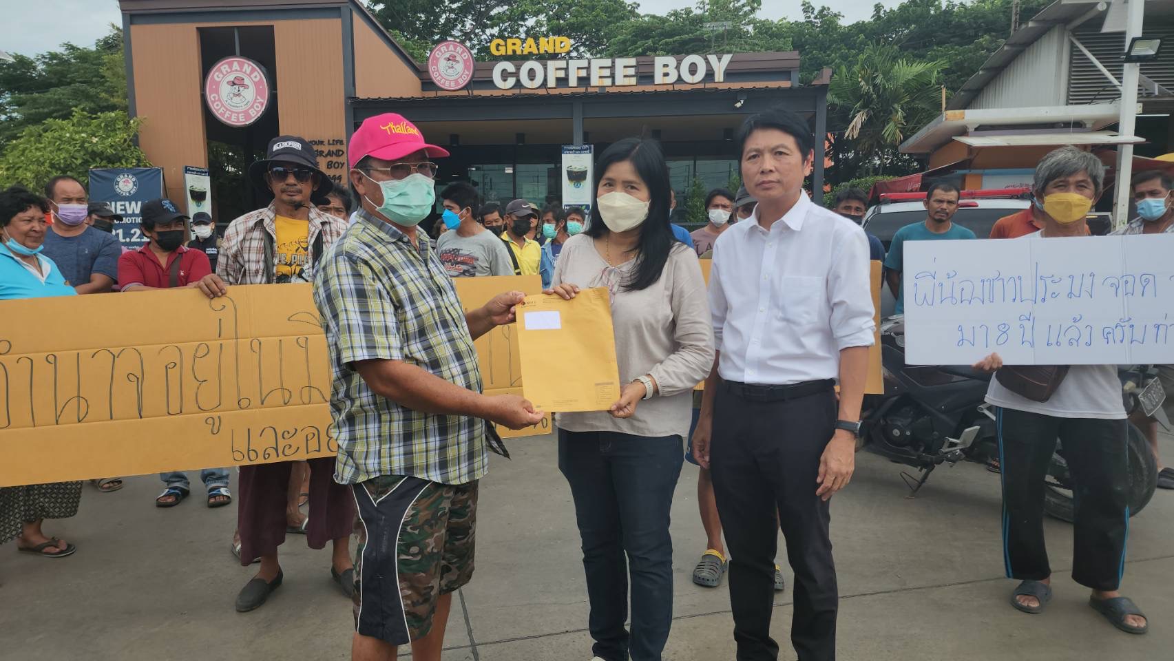 ชาวประมงพื้นบ้านสมุทรสาคร ยื่นหนังสือ ส.ว. หนุน “พิธา” เป็นนายกรัฐมนตรี คนที่ 30