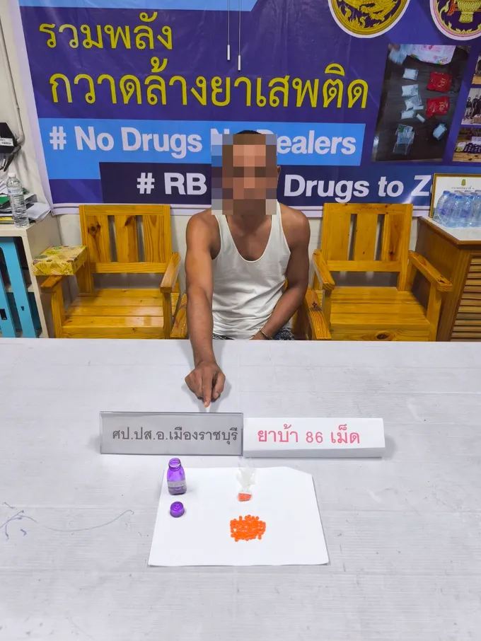 ตำรวจโพธารามไล่ล่า ‘จอมยุทธโพธาราม’ แหกด่าน เสียหลักชนแผงกั้นรถไฟ ยึดไอซ์-ปืน-เงินสด หวิดรถไฟชนซ้ำ