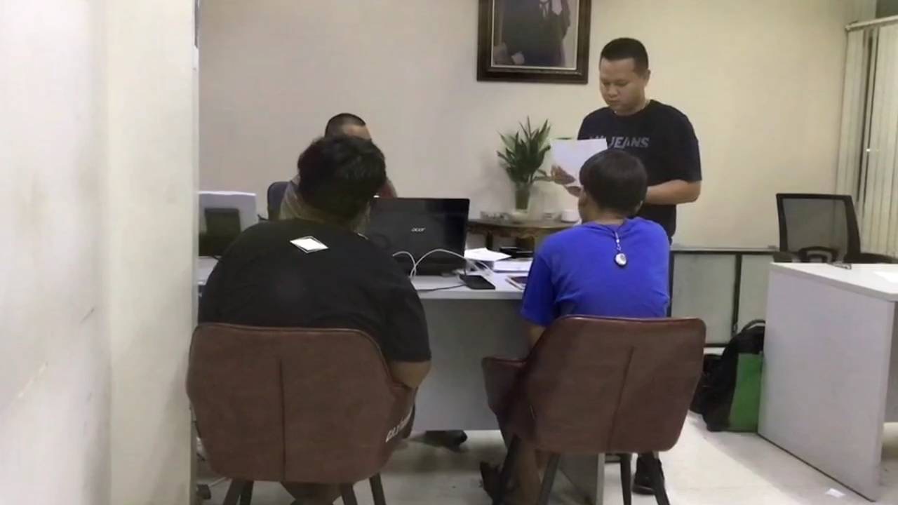 นนทบุรี กลุ่มวัยรุ่นอาวุธครบมือ กว่า 10 คน บุกบ้านใช้ปืนตบหน้าเด็กอายุ 15-19 ปี เจ็บ 4 ราย 