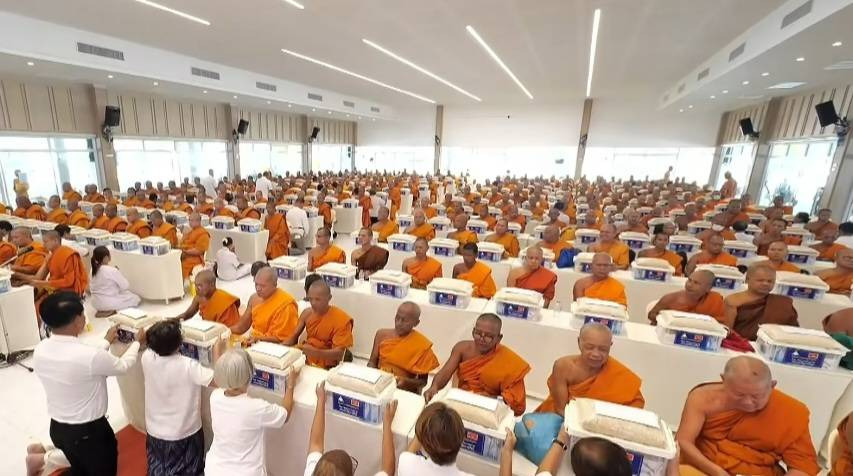 วัดพระธรรมกายถวายสังฆทาน 323 วัด ส่งต่อขวัญกำลังใจชายแดนใต้ปีที่ 22