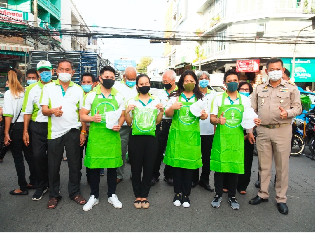 กรรมการหอการค้าจังหวัดสมุทรปราการแจกผ้ากันเปื้อนถุงมือยางและหมวกให้แม่ค้าตามโครงการอาหารปลอดภัย