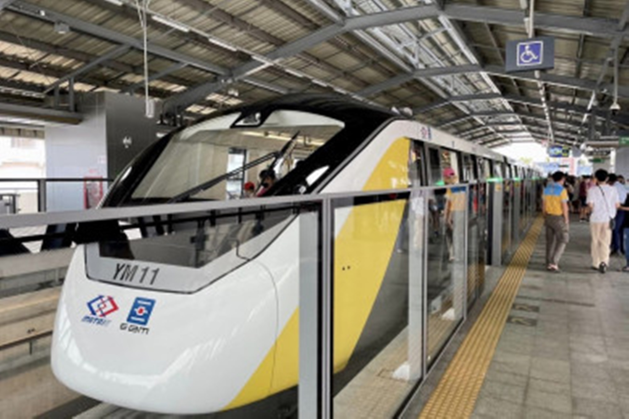 หยุดให้บริการทุกสถานี! "รถไฟฟ้าสายสีเหลือง" แจ้งเหตุพบเศษอุปกรณ์โลหะร่วงลงมาบนถนนศรีนครินทร์