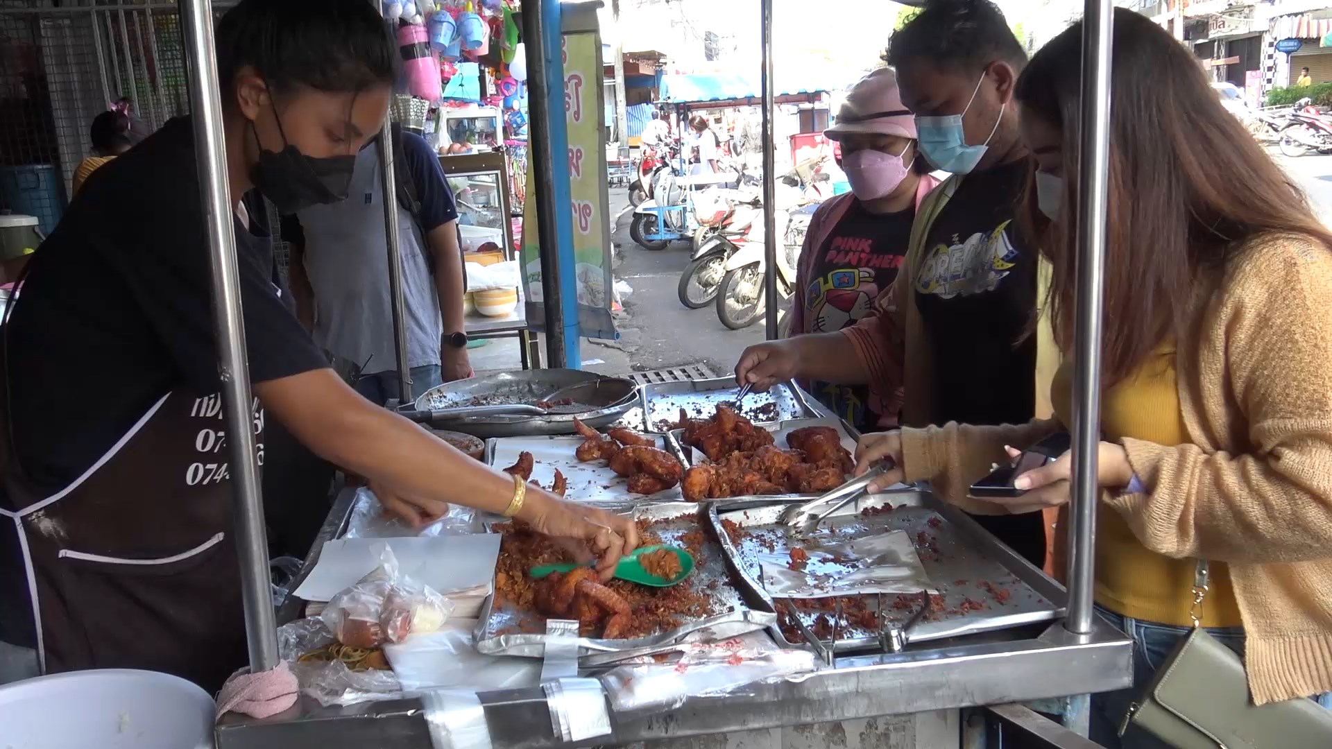 ข้าวเหนียวไก่ทอดร้านดังเมืองสงขลายืนหยัดขายราคาเดิมแม้แก๊สจะแพง
