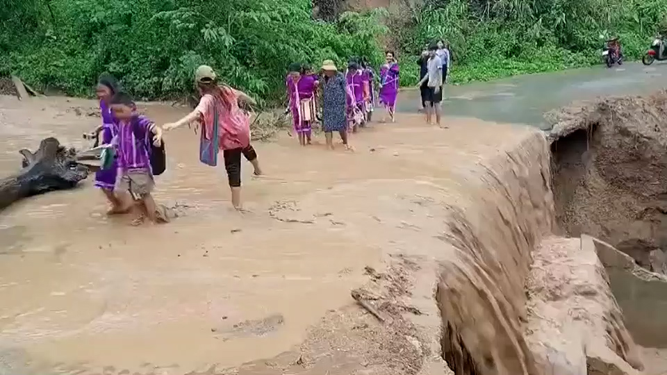 ระทึก! ครูพานักเรียนฝ่าน้ำป่ากลับบ้าน หลังฝนถล่ม "แม่สะเรียง-สบเมย" ดินสไลด์ปิดทาง