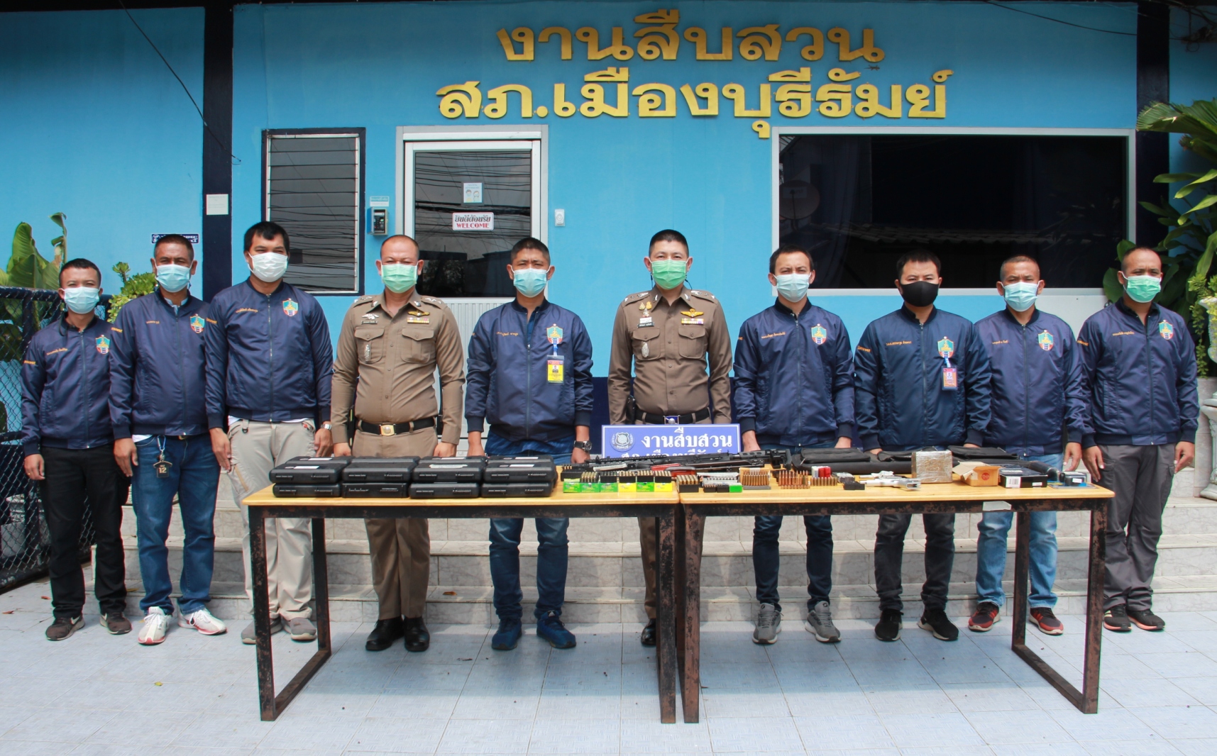 นึกว่าคลังแสง!  ตำรวจเมืองบุรีรัมย์ รวบ 2 หนุ่มสาว ลักลอบขายอาวุธปืน คาหอพักใจกลางเมือง ผงะอาวุธปืนสงครามเพียบ