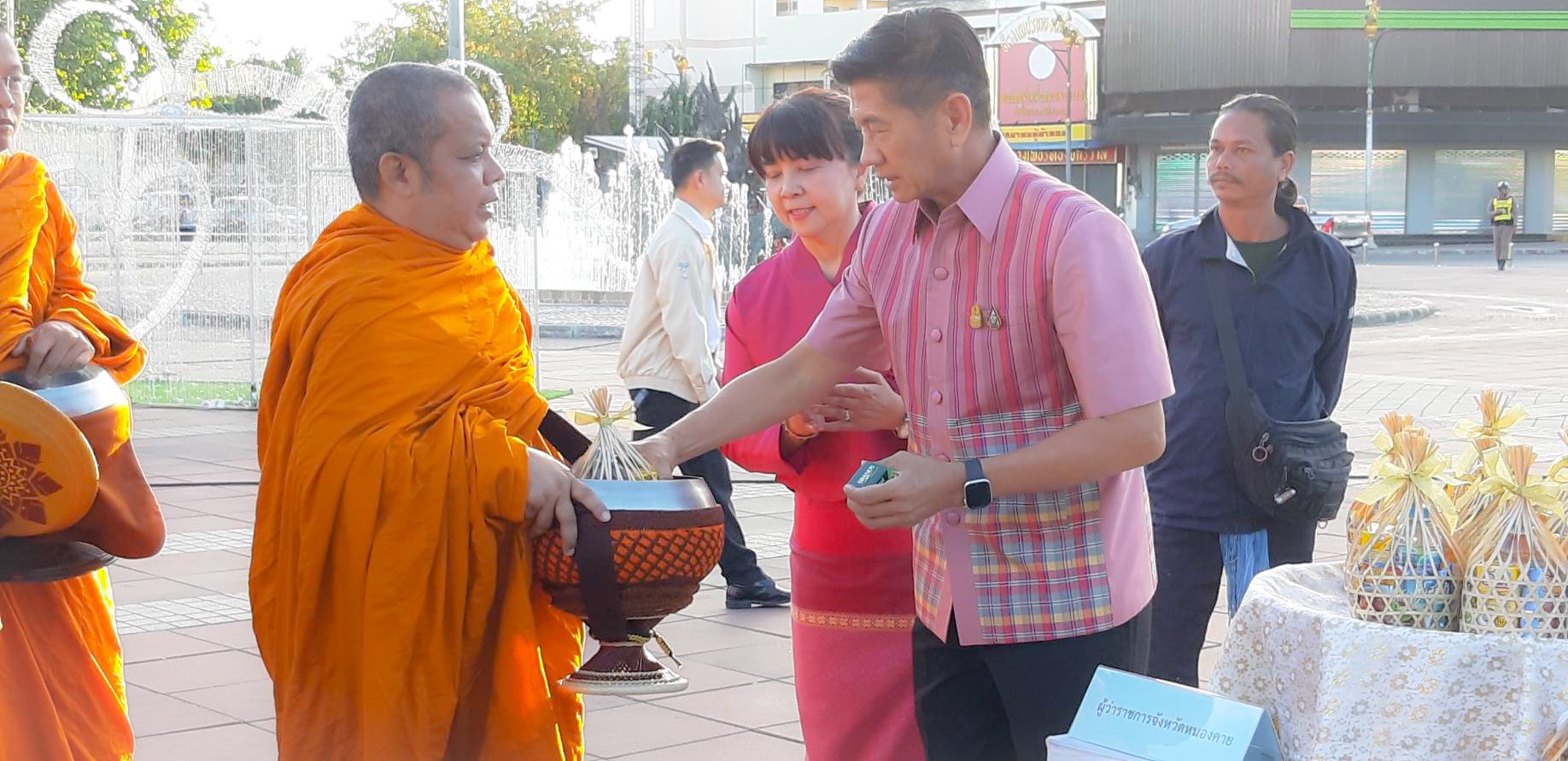 ผู้ว่าฯหนองคาย นำชาวหนองคาย ชาวลาว และนักท่องเที่ยว ร่วมกันทำบุญตักบาตรพระสงฆ์ 67 รูป เพื่อความเป็นสิริมงคลต่อชีวิตในการเริ่มต้นปีใหม่ 2563
