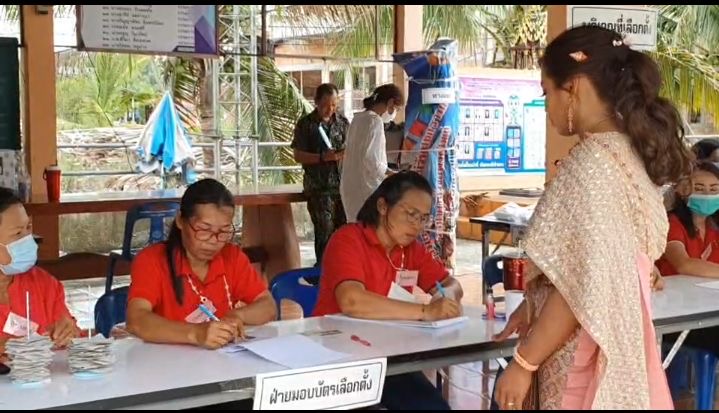 ชุมพร คู่บ่าวสาว เสร็จจากพิธี เร่งมาใช้สิทธิเลือกตั้ง