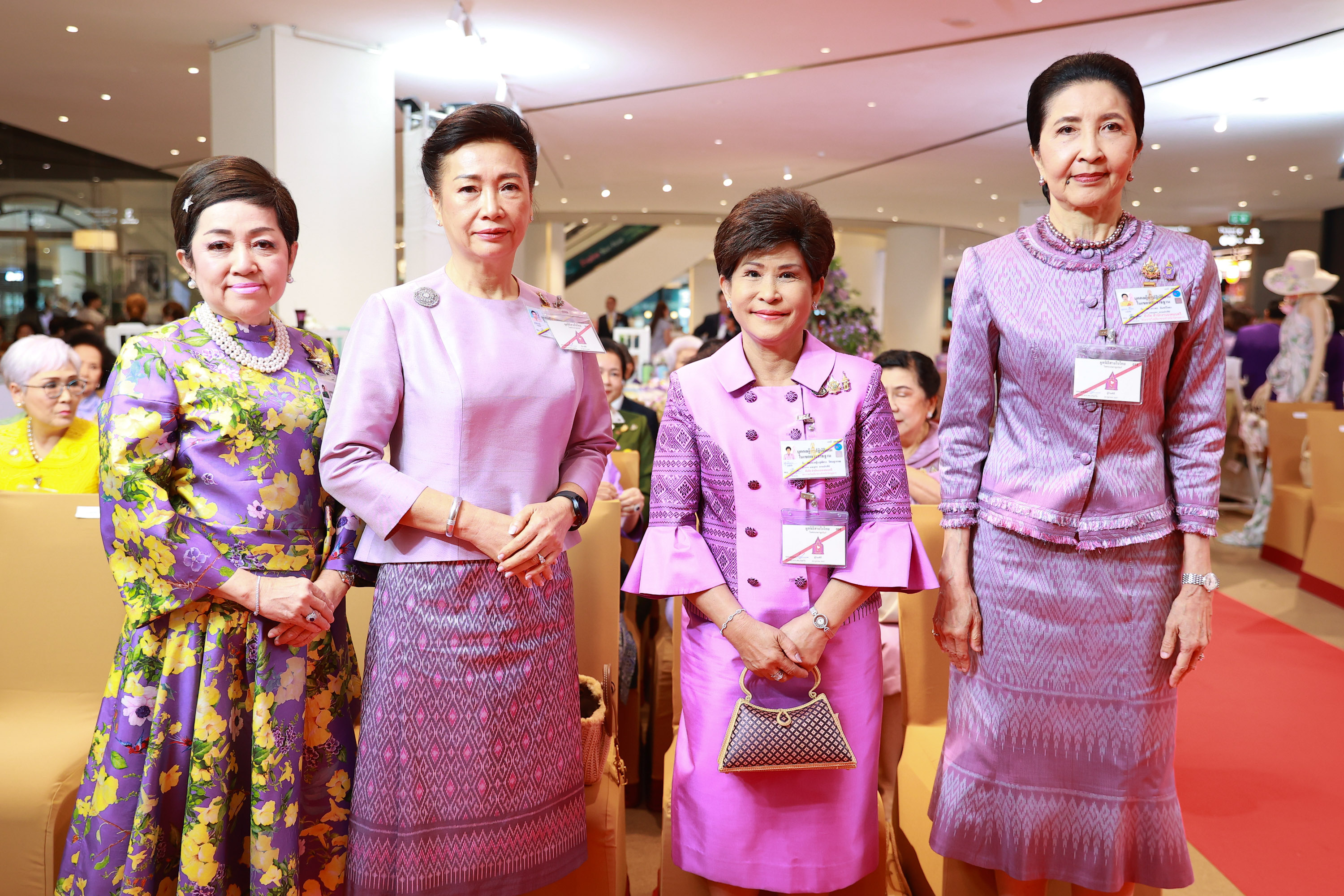 ภริยาองคมนตรี (จากซ้าย) เบญจวรรณ สิทธิสาท,  กษมน กิตติอำพน,  พลโทหญิงสุพัตรา รัตนสุวรรณ และ รศ.นราพร จันทร์โอชา 