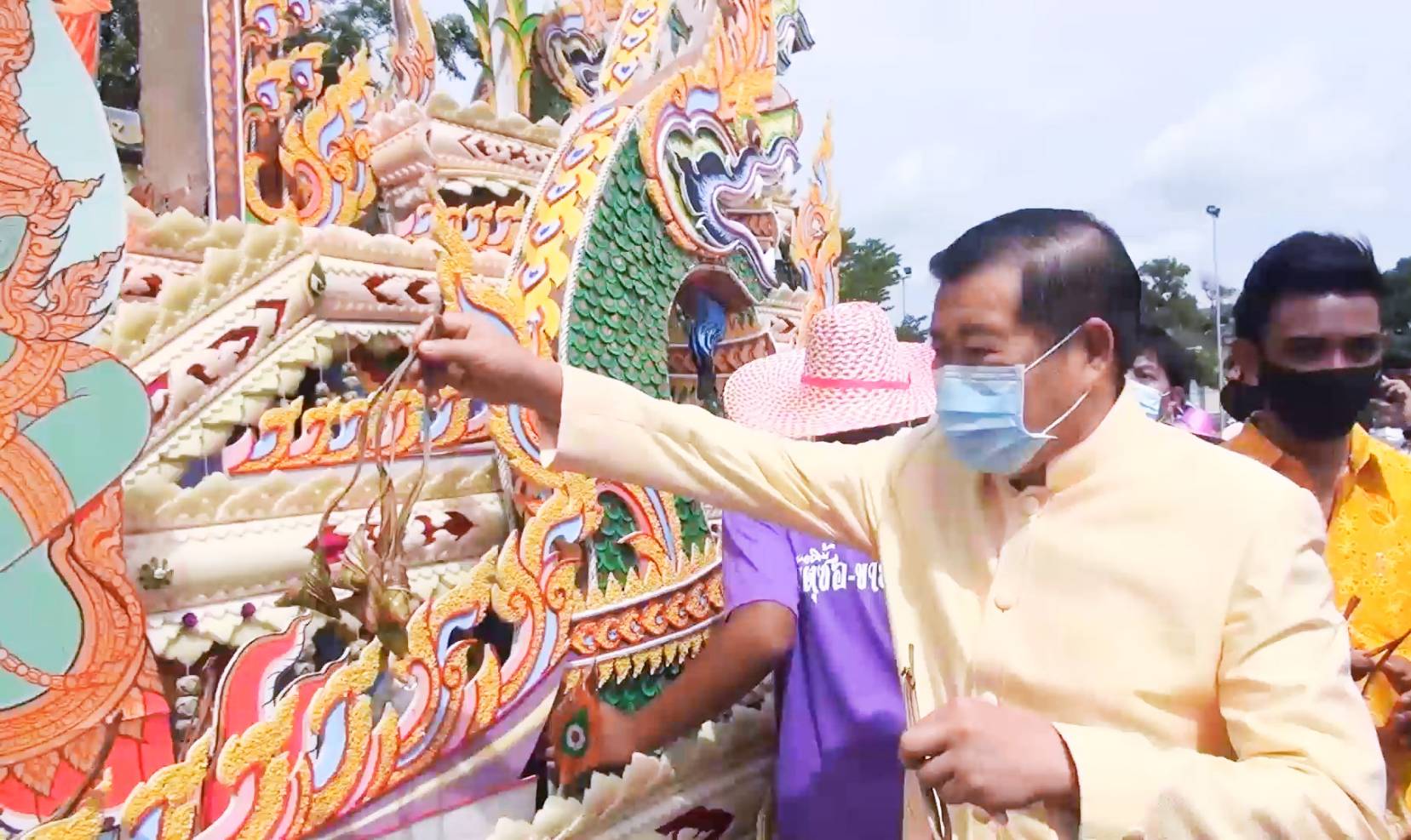 "นิพนธ์" นำชาวสงขลาสืบสานประเพณีลากพระตักบาตรเทโว อนุรักษ์วัฒนธรรมอันดีงาม
