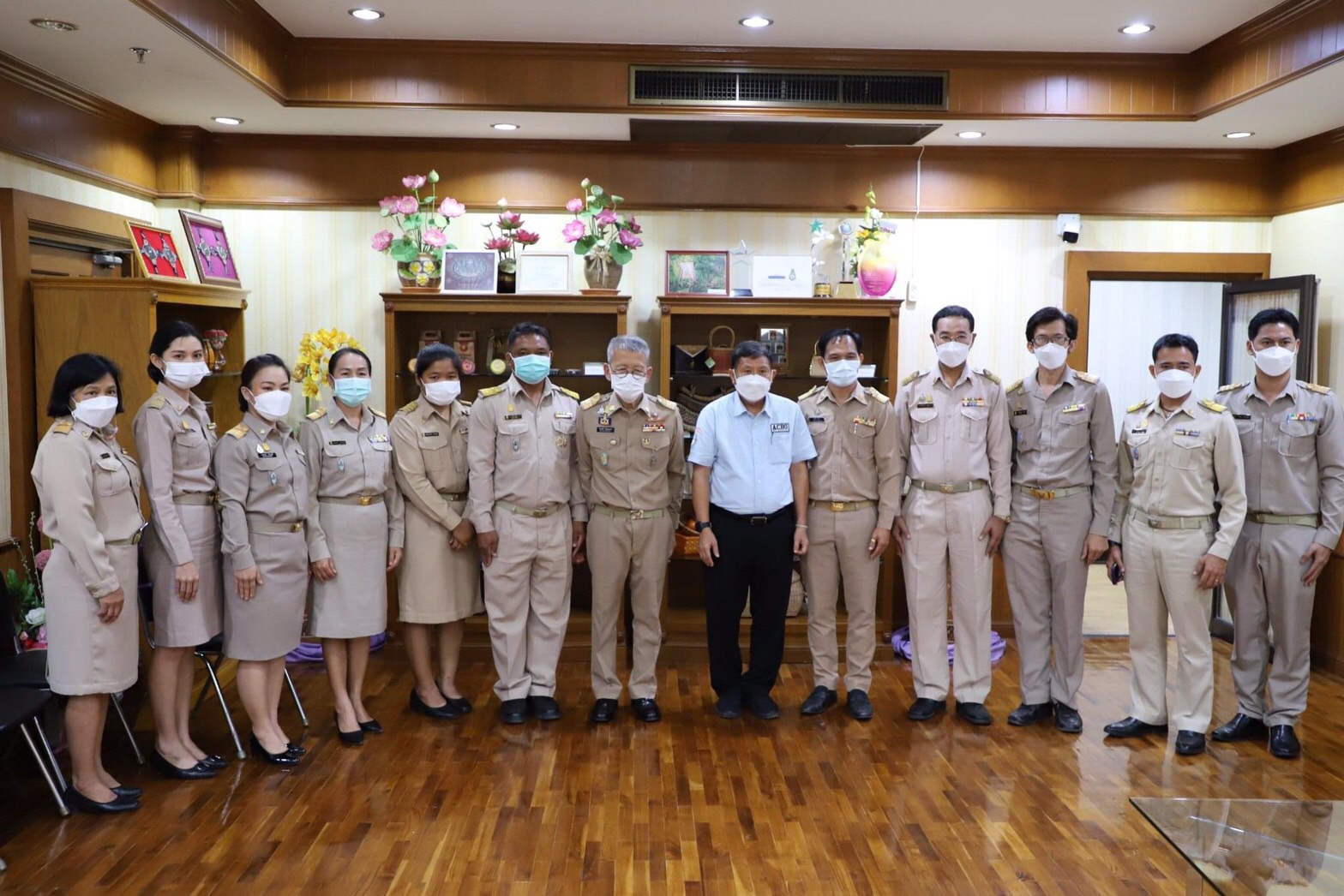 ผู้ว่าฯปู มอบเงินสนับสนุนกิจกรรม "แสงสว่างเพื่อน้อง" จากบริษัท ปตท. ให้กับโรงเรียนขนาดเล็กที่ขาดแคลนครู