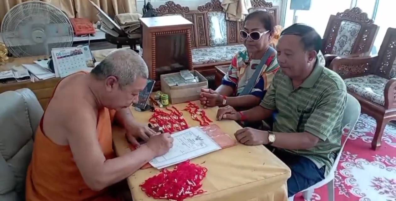 ปชช.กราบไหว้หลวงเตี่ยแห่เจิมโทรศัพท์-เจิมกระเป๋าและโฉนดที่ดิน