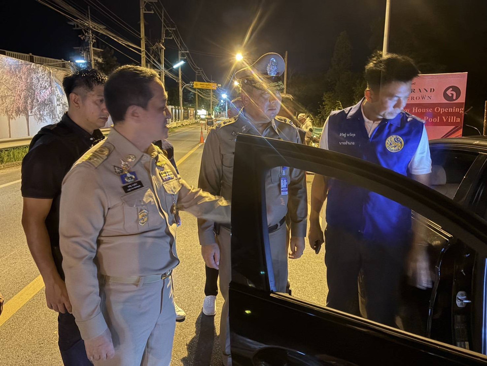 ภูเก็ตเข้ม! ตร.-ฝ่ายปกครองตั้งด่าน จับหนุ่มซุกปืนพร้อมกระสุน 30 นัดใต้เบาะ