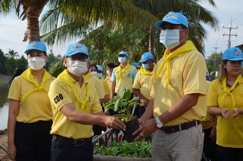 พช.ป่าโมก จัดกิจกรรม "จิตอาสาพัฒนาชุมชน เอามื้อสามัคคี ทำความดีถวายในหลวง" 