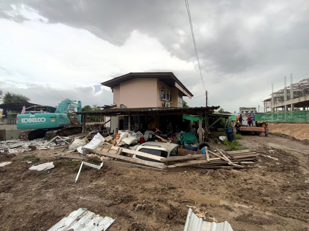 ชลประทานตราด สละที่ดินทุบบ้านคนงาน ขุดร่องเปิดทางระบายน้ำท่วมขัง