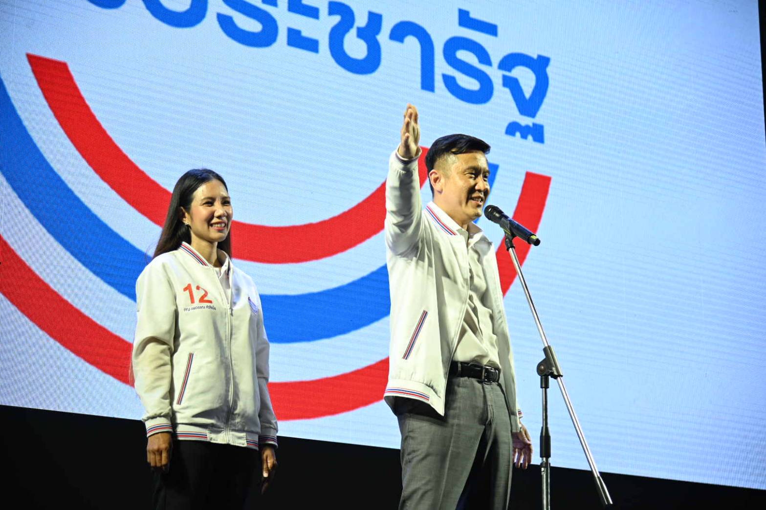  "ชัยวุฒิ" ควง "ภญ.นพวรรณ" ปราศรัยเลือกคนทำงานจริง ไม่ทิ้งพื้นที่ อาสาพัฒนาประเทศ