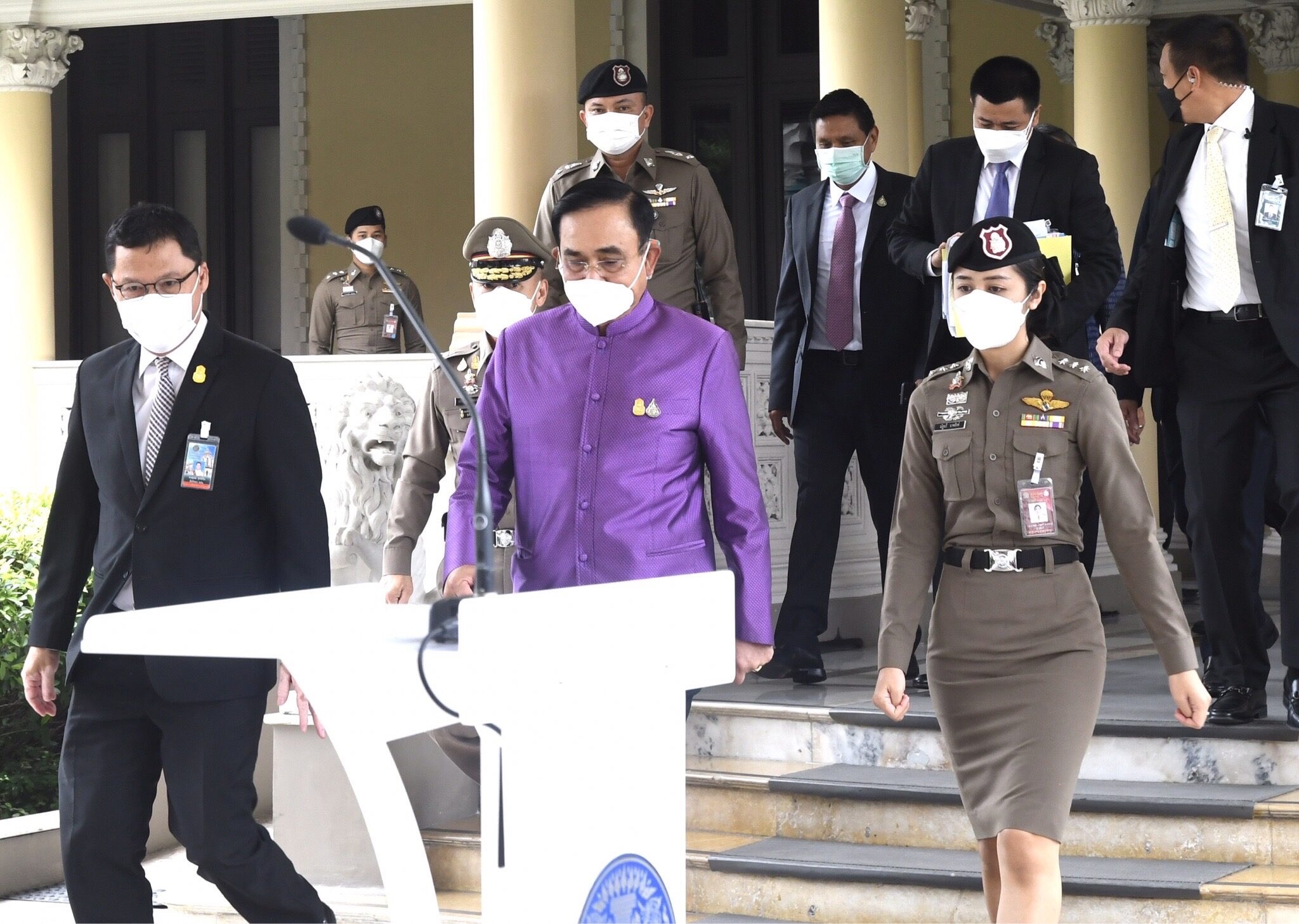 ฮือฮา! ผู้กองเค้ก ใส่เครื่องแบบเต็มยศอารักขา "บิ๊กตู่" ป้องกันแม่ยกครหา