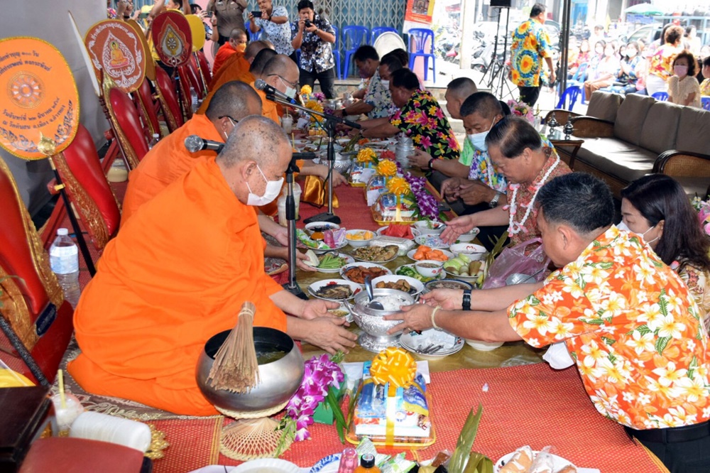 สงกรานต์คึกคัก!! นายกเล็กเมืองอ่างทอง นำพ่อค้าประชาชนร่วมทำบุญตักบาตร ปล่อยนกปล่อยปลา รดน้ำขอพรผู้สูงอายุ