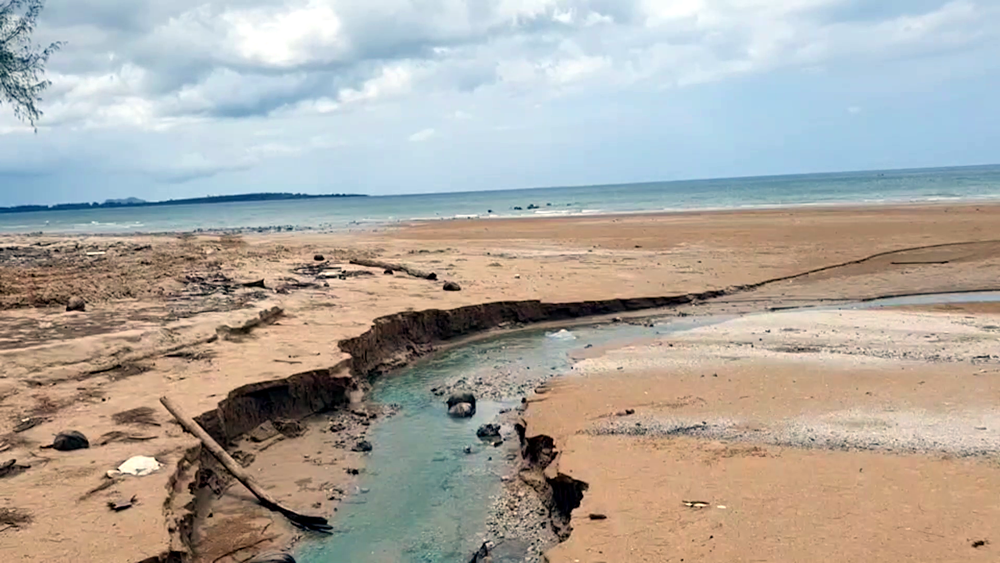 สนธิกำลังตรวจสอบนายทุนบ่อเลี้ยงกุ้ง ใช้รถแบคโฮขุดชายหาดเสียหายยับ พบทำผิด กม.เพียบ