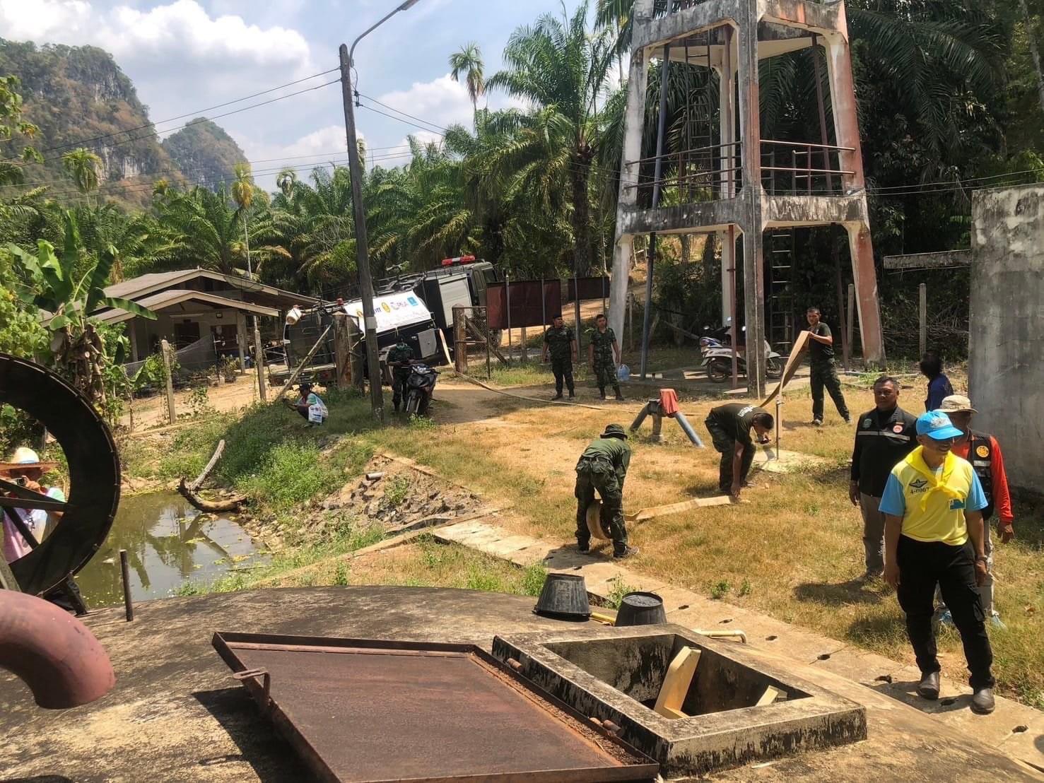 ทบ.รับนโยบายรัฐช่วยเกษตรกรสวนทุเรียนชุมพรบูรณาการร่วมเติมน้ำแก้ปัญหาภัยแล้ง  