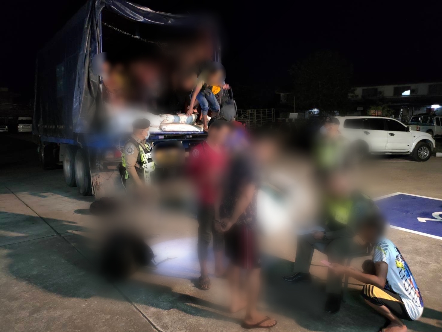 รวบสองหนุ่มขนแรงงานต่างด้าวกว่า 77 คน ซุกรถบรรทุกเตรียมส่งไปหาดใหญ่