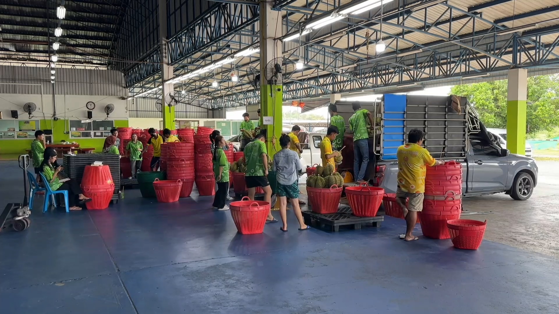 พาณิชย์จันทบุรีลงพื้นที่ตรวจเยี่ยมล้งทุเรียนส่งออกหลังจีนพบสารต้องห้ามBY2 ปนเปื้อนในบรรจุภัณฑ์กระทบความเชื่อมั่น
