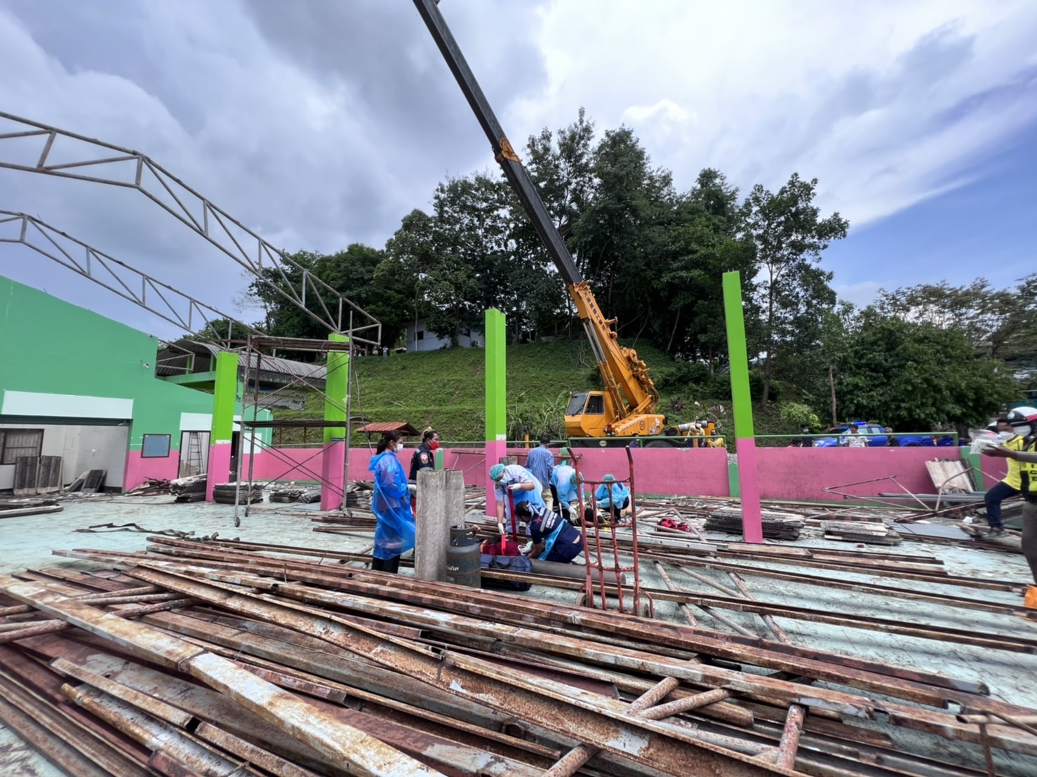 เหล็กหลังคาโรงอาหารภายในโรงงานถล่ม ทับ 3 คนงานบาดเจ็บ