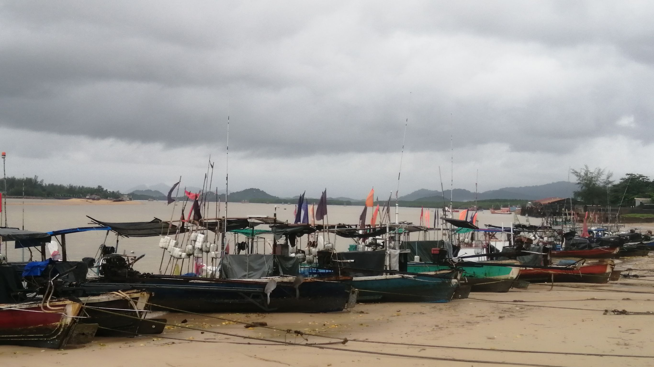 พังงาคลื่นลมแรงสูง3เมตรเรือประมงพื้นบ้าน3อำเภอกว่า100ลำหวั่นเกิดอันตรายหยุดนำเรือออกทะเลจับปลา