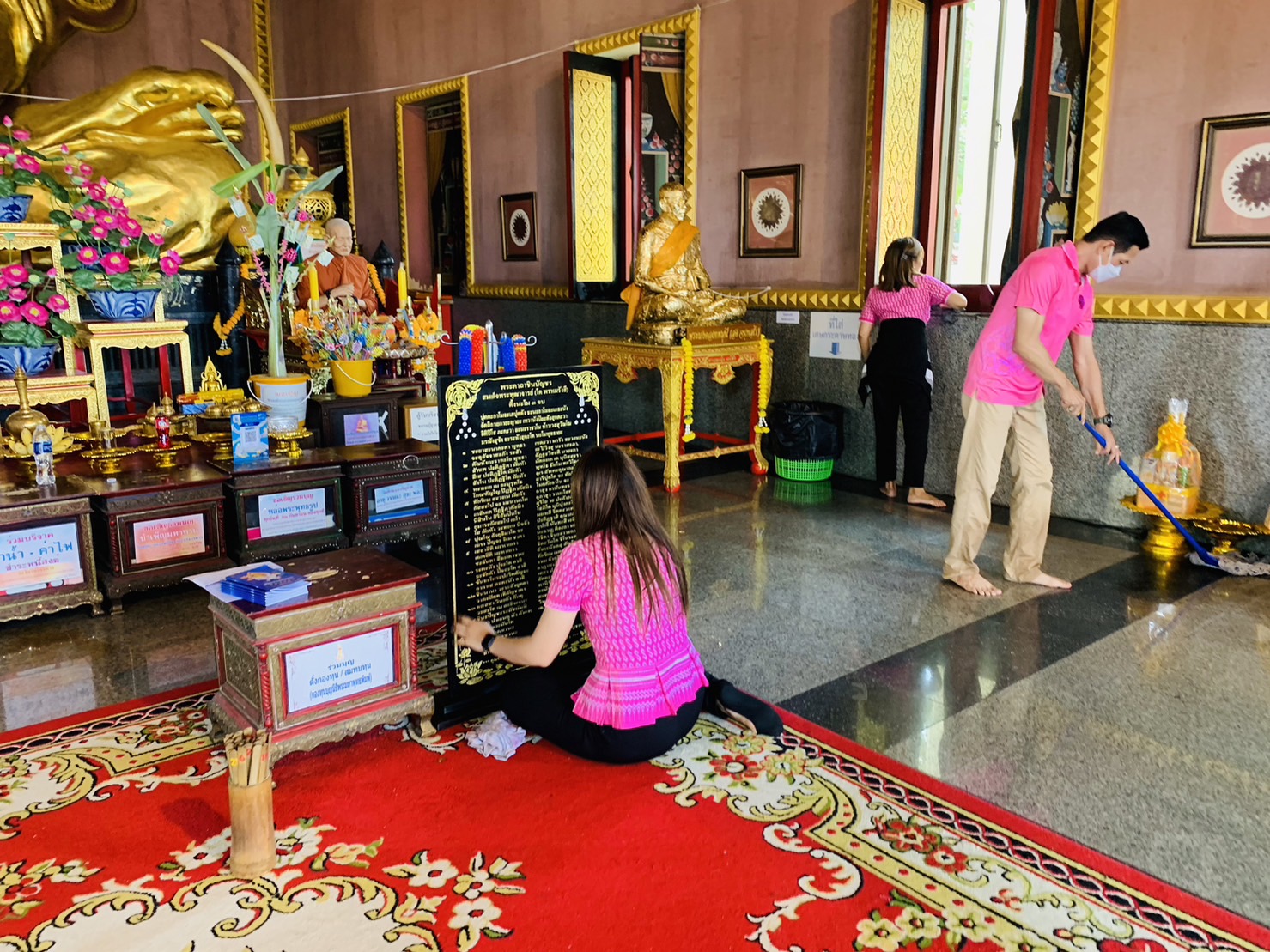 พม.อ่างทองจัดกิจกรรมทำความสะอาดวัดไชโยวรวิหาร และร่วมทำบุญห่มผ้าหลวงพ่อพระมหาพุทธพิมพ์