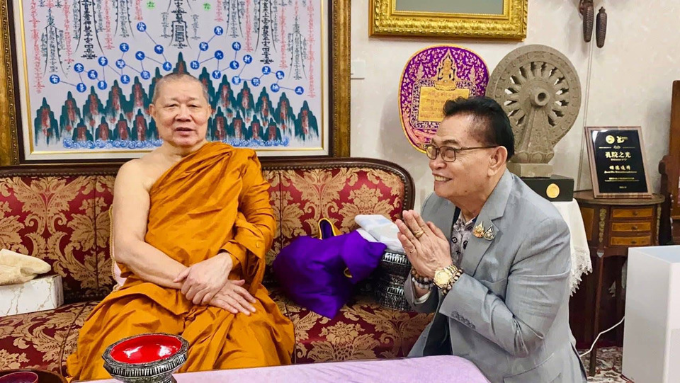 ชนะเด็ดขาด!! "ดร.มหานิยม" กราบขอพร "เจ้าคุณธงชัย" ก่อนลุยศึกเลือกตั้งปี 69