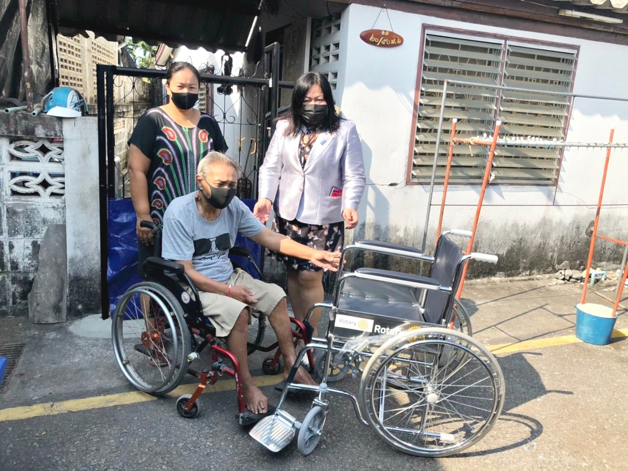 สโมสรโรตารี่มิตรภาพสัตหีบ มอบรถวีลแชร์และผ้าแมสให้ ปชช สัตหีบ ป้องกันโควิด 19 