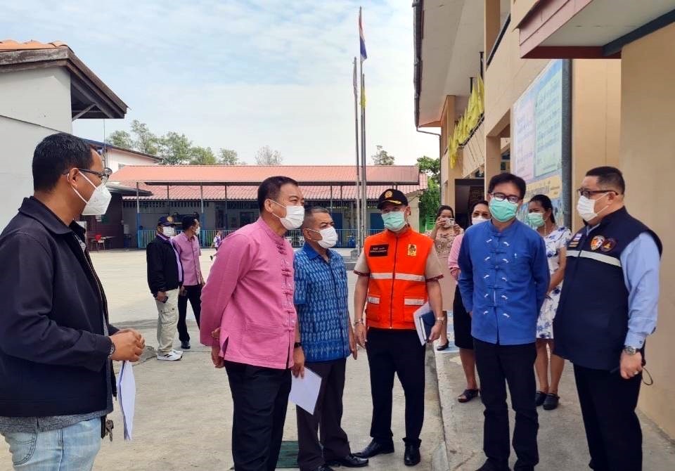 ผู้ว่าฯมหาชัย นำทีม ปภ.ร่วมบูรณาการตรวจ 2 ตำบล-น้ำท่วมถนน สาเหตุทะเลหนุน จี้เร่งยกระดับสูงขึ้น