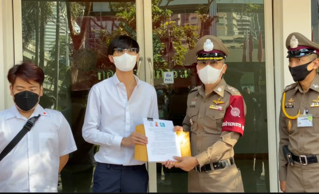 ตัวแทนกลุ่มแนวร่วมธรรมศาสตร์ฯ ยื่นหนังสือถึง ตร. ตรวจสอบอาวุธปืนใช้ควบคุมม็อบ 14 พฤศจิกา