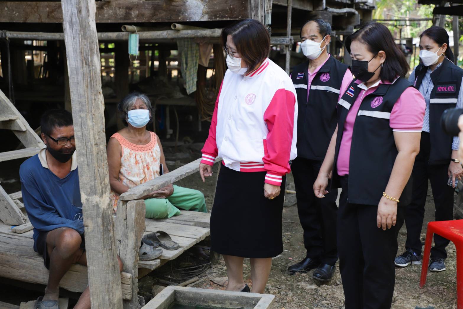 เร่งช่วย 2 หนูน้อยสุโขทัยจากกระแสโซเชียล  อาศัยนอนในโรงบ่มใบยาสูบมานาน 8 ปี
