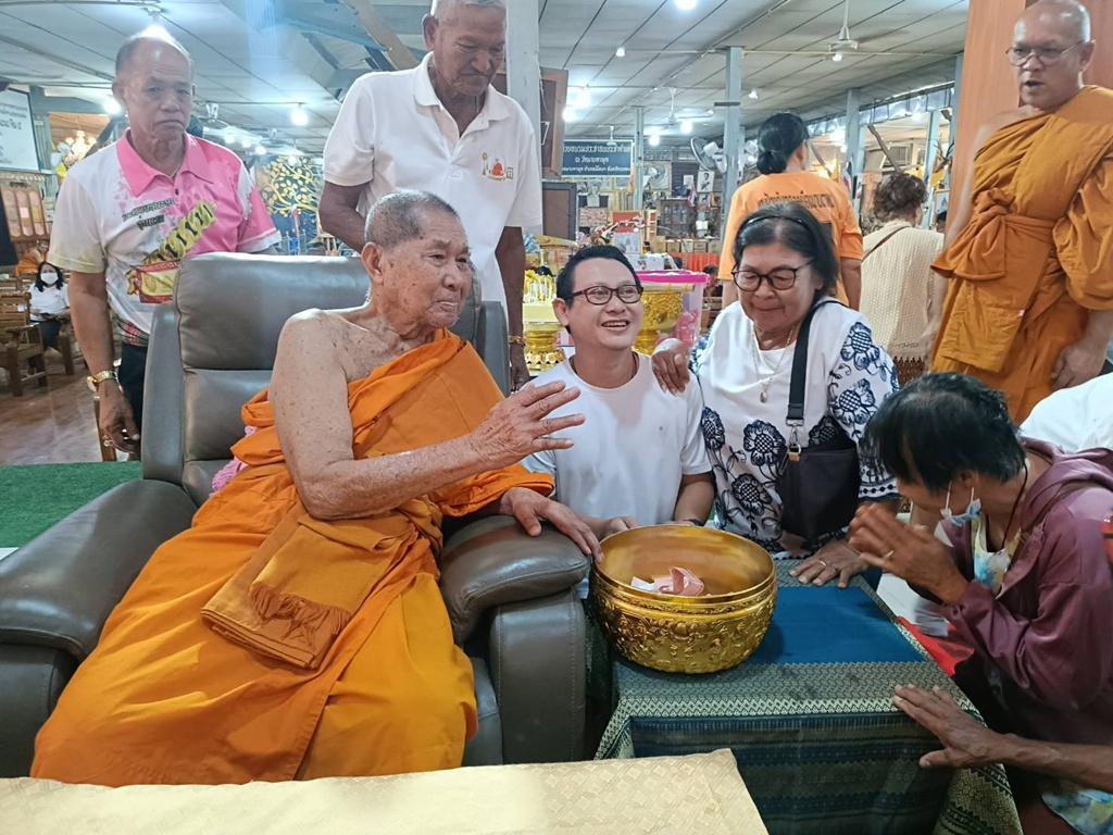 ศิษยานุศิษย์แห่ร่วมงานอายุวัฒนมงคล 91 ปี “หลวงพ่อรวย” วัดมาบตาพุด