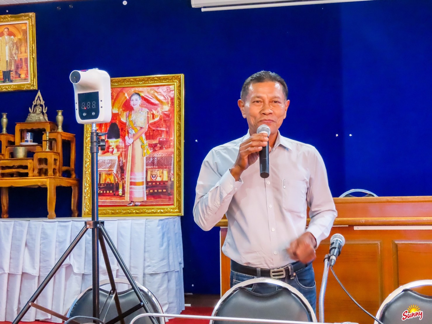 คณะกรรมการกองทุนสวัสดิการชุมชนตำบลประสงค์ มอบเครื่องวัดอุณหภูมิหน้าผาก แก่ อบต.ประสงค์  รพ.สต.บ้านประสงค์