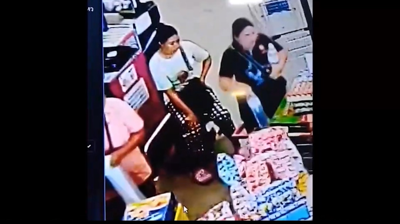 สาวแสบตีเนียนฉกบุหรี่2ห่อใหญ่หน้าร้านขายส่งขณะนำขึ้นรถหน้าตาเฉยบริเวณถนนชัยภูมิ-ตาดโตน 