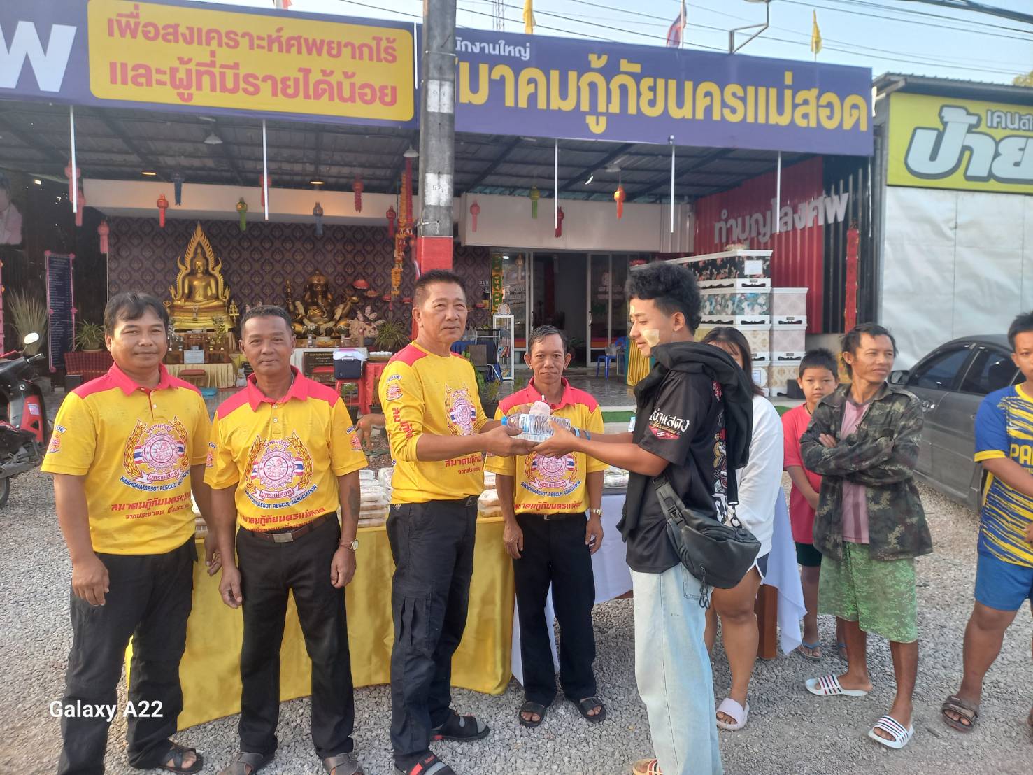 “พร พุทธชาด” พร้อม "ครูหน่อย"  สมาคมกู้ภัยนครแม่สอด ทำบุญ ร่วมอิ่มบุญ ทำความดี เพื่อความดี ในวันลอยกระทง