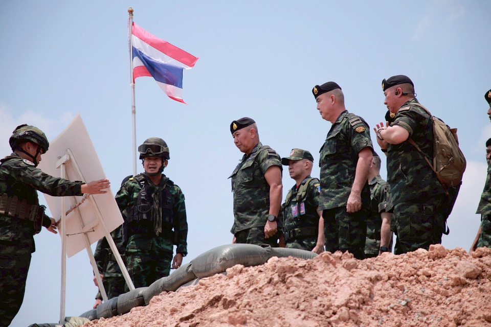 ผบ.ทบ.ลงพื้นที่กองกำลังบูรพา–สุรนารี ติดตามสถานการณ์ชายแดน พร้อมให้กำลังใจกำลังพล