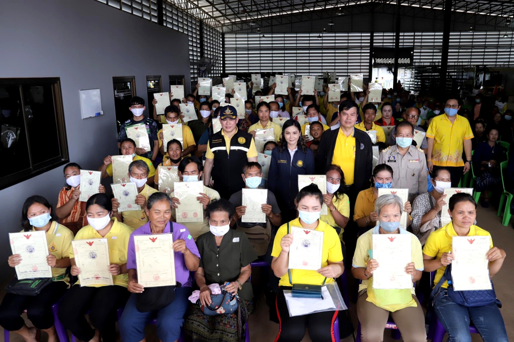 "ธรรมนัส" ควง "นฤมล" มอบ ส.ป.ก.4-01 เพิ่มคุณภาพชีวิตเกษตรกรบึงกาฬ
