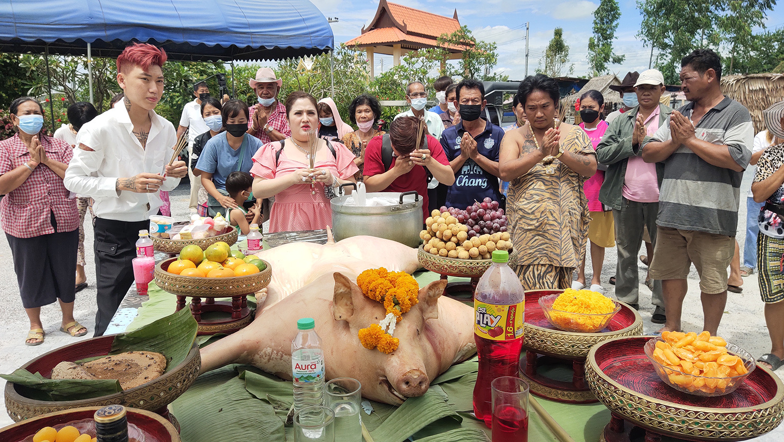 สุพรรณบุรี คอหวยโชคดีหามหมูสด แก้บนแม่ผีเสื้อสมุทรตำหนักฤาษีเกรียงไกร 