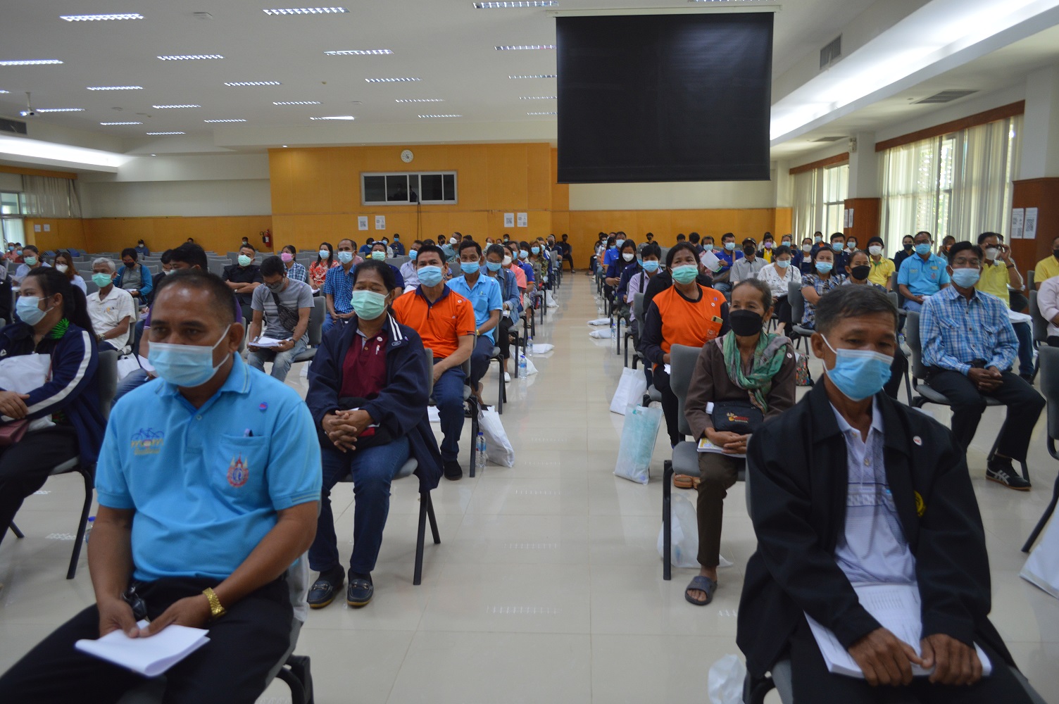 ประชาพิจารณ์การสร้างโรงงานน้ำตาลตำบลผักขะ  มีเจ้าหน้าที่นับร้อยดูแลป้องกันการชุมนุมคัดค้าน 