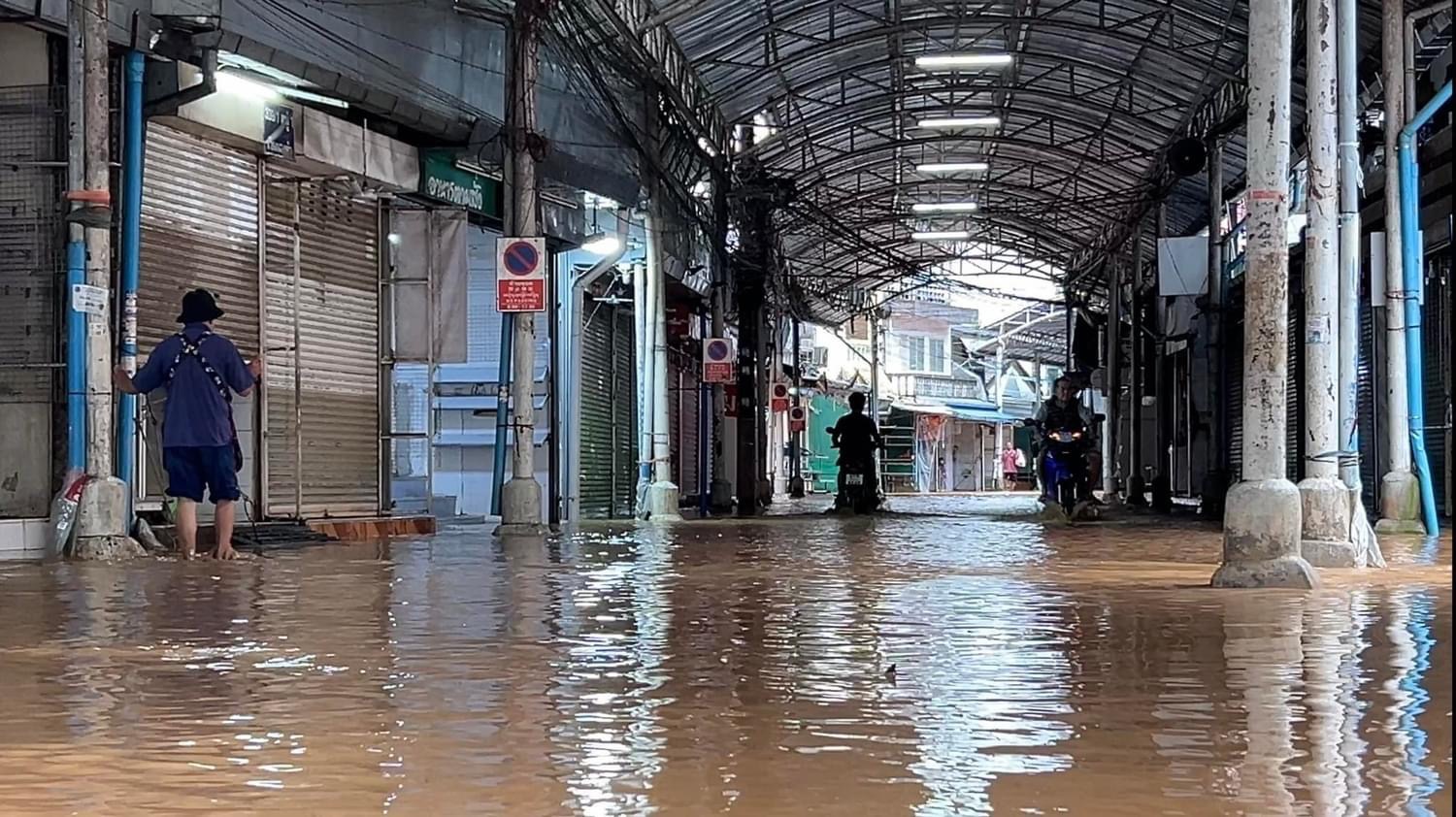 เชียงราย ฝนตกหนัก น้ำทะลักตลาดสายลมจอยแม่สาย-ฝั่งท่าขี้เหล็ก