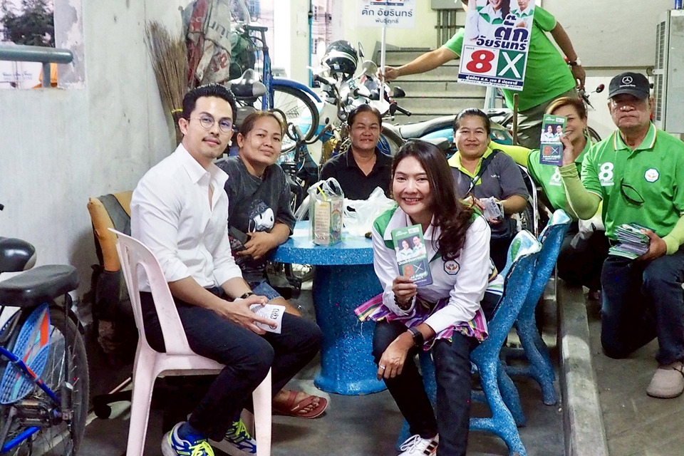 “ตั๊ก–อัยรินทร์” ควง “โย คณากร” ลุยตลาดปู่โพธิ์ ขอคะแนนเสียง เขต 5 ปทุมธานี
