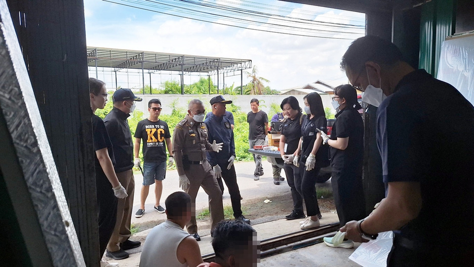 บุกทลายโกดังบางบอน จับแก๊งเวียดนาม 4 ราย ลอบผลิตกัญชา–ยาเสพติด