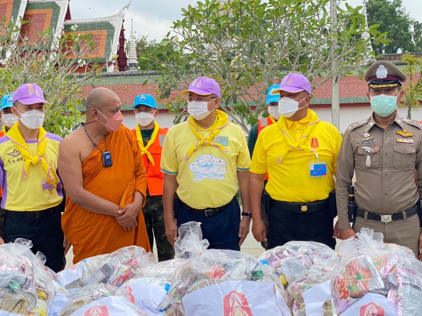 แม่ทัพภาคที่ 4 พร้อม ประธานชมรมแม่บ้านกองทัพบก สาขากองทัพภาคที่ 4 นำถุงยังชีพไปถวายแก่รองเจ้าอาวาสวัดพระบรมธาตุไชยาราชวรวิหาร 