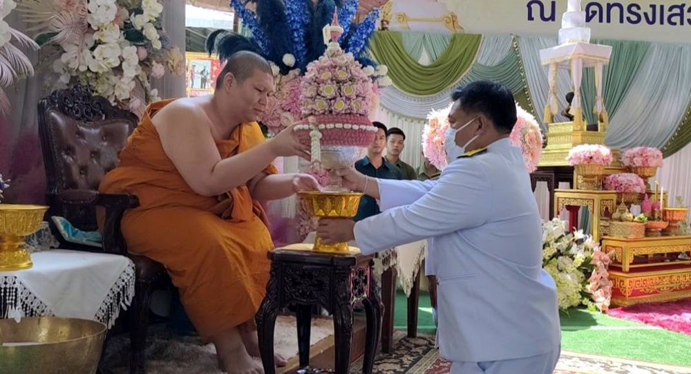 ผวจ.ชัยนาท เชิญพุ่มดอกบัว พระเจ้าวรวงศ์เธอ พระองค์เจ้าอทิตยาทรกิติคุณ ถวายแด่พระครูปลัดสุวัฒนพรหมวิหารคุณ เนื่องในโอกาสเจริญอายุวัฒนมงคลครบ 31 ปี